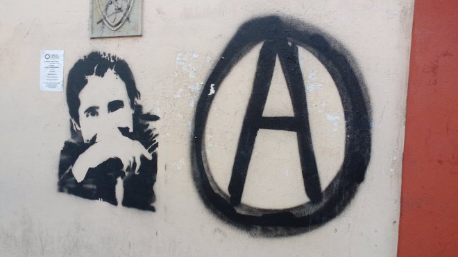 Graffiti in Oaxaca commemorating Salvador Olmos, anarchist and community journalist, murdered by police in Huajuapan.