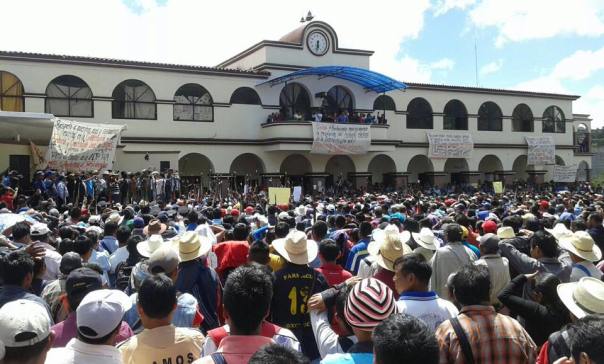 Communities in Oxchuc, Chiapas rally against the imposition of politicians.
