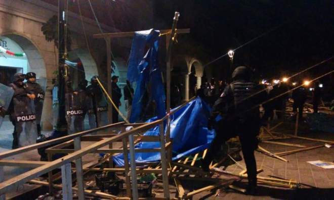 State and municipal police in Oaxaca destroy the teachers’ encampment in the Zócalo.